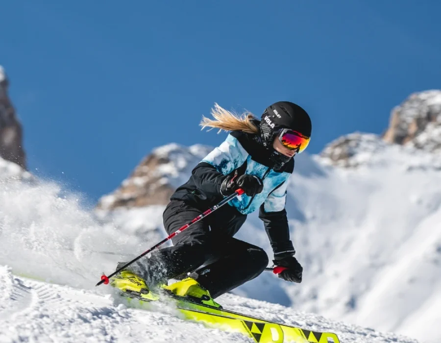 Sciatore sulle piste del Civetta sopra Alleghe