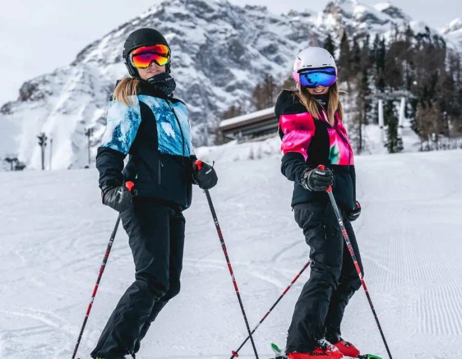 Sciatori sulle piste del Civetta sopra Alleghe
