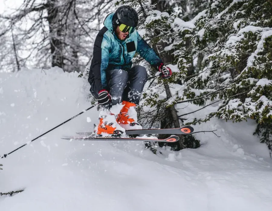 Sciatore esperto sulle piste del Civetta sopra Alleghe