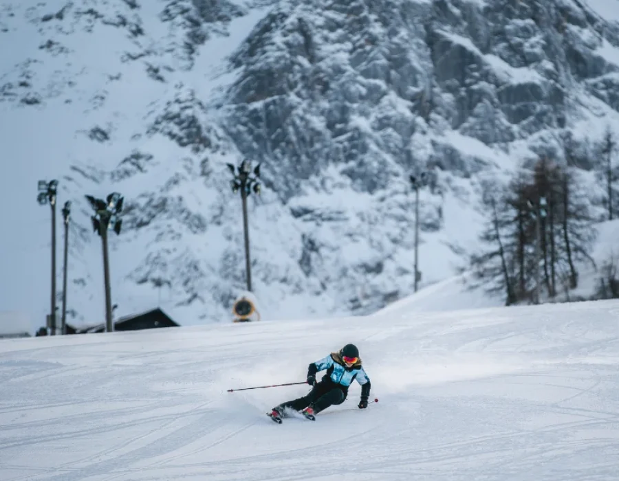 Sciatore sulle piste del Civetta sopra Alleghe