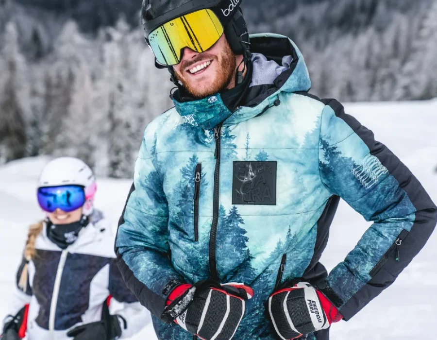 Sciatori sulle piste del Civetta sopra Alleghe