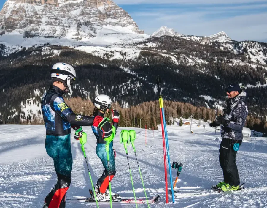 Sciatori sulle piste del Civetta sopra Alleghe